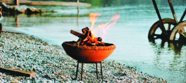 Feuerschale von Keramik Ernst, mit Kindern beim Grillen